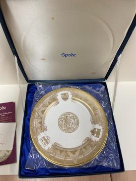 Two Spode Westminster Abbey commemorative plates, 1065-1965